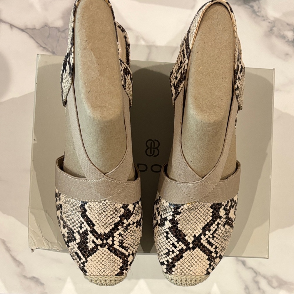 Bandolino Beige and Brown Snakeskin Design Wedge Size 8M